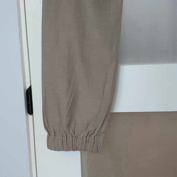 VINCE Kaki regular waist cupro jogger cropped pants - Picture 6 of 12